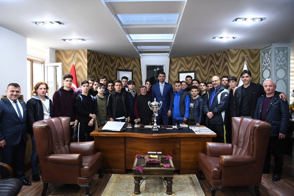 U19 şampiyonları kupa sevinçlerini Başkan Kocaman’la paylaştı 