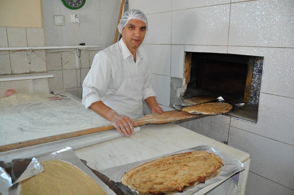 Üç asırlık tahinli pideye ilgi 