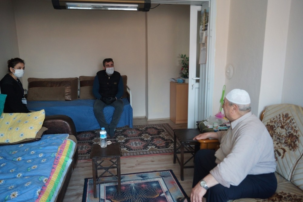 Üç aylık emekli maaşını kampanyaya bağışladı 