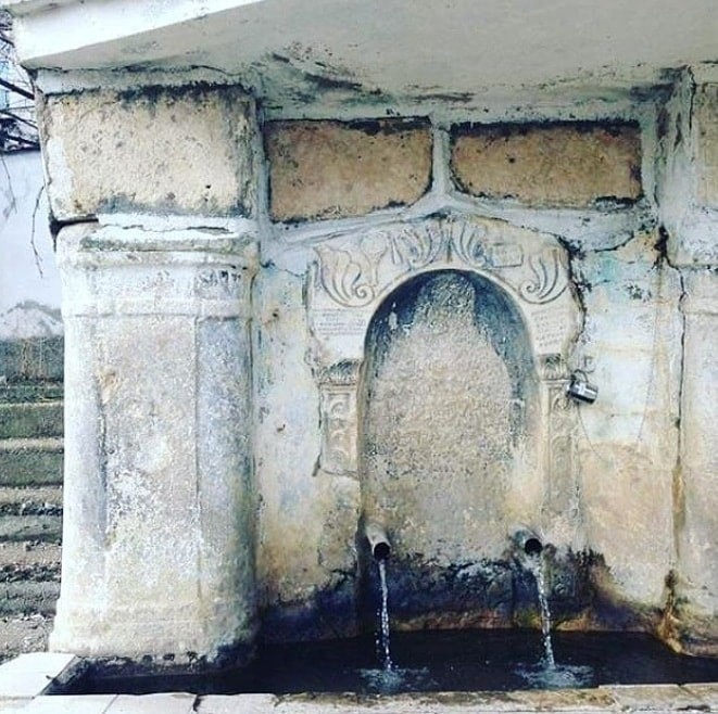 Üç dönemin izlerini üzerinde taşıyan tarihi çeşme ilgi görüyor 