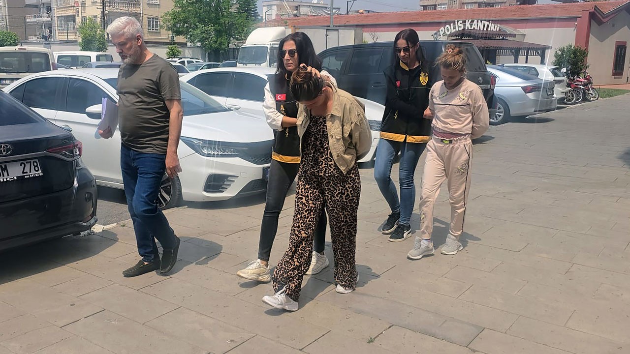 Üç evden 925 bin liralık altın çaldılar