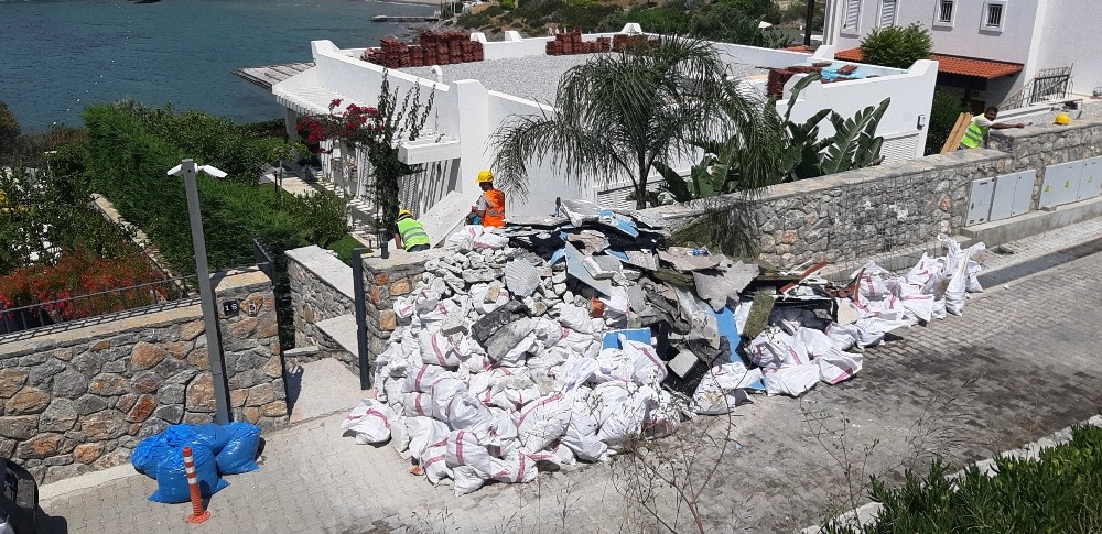 Üç günde 25 metrekaresi yıkıldı 