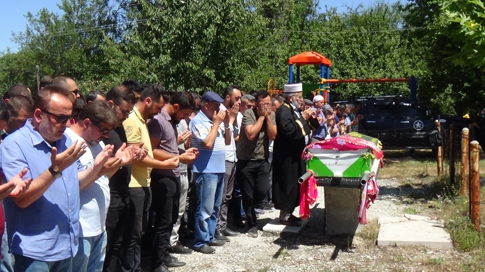 Üç günlük gelin gözyaşları arasında toprağa verildi 