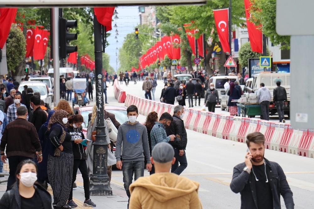 Üç günlük kısıtlama sonrası Malatya’da sokaklar hareketlendi 
