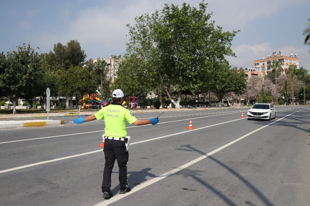 Üç günlük sokağa çıkma kısıtlamasının ilk günü Mersin’de cadde ve sokaklar boşaldı 