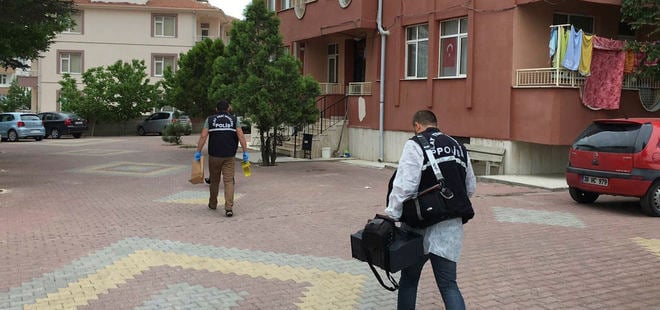 Üç kişilik aile evlerinde öldürülmüş olarak bulundu