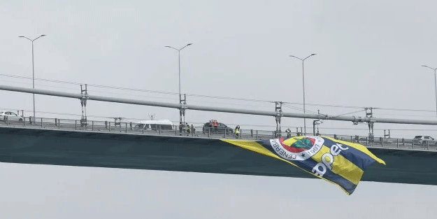 Üç köprüye de Fenerbahçe bayrağı asıldı