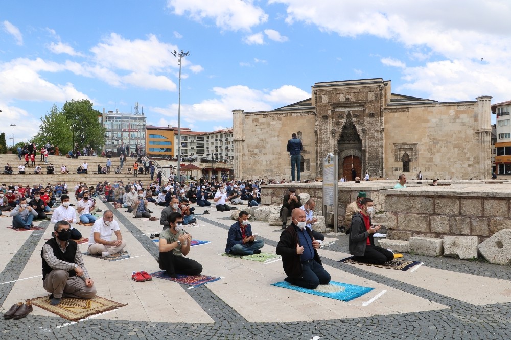 Üç medrese arasında görkemli Cuma 