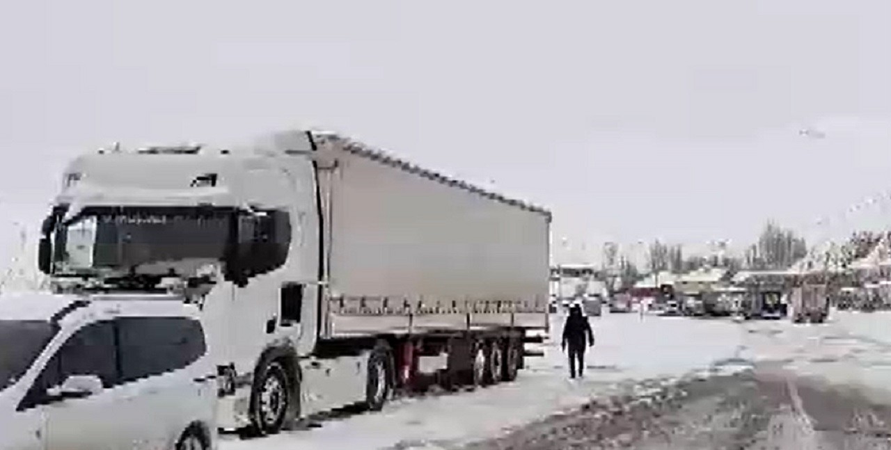 Üç önemli kara yolu TIR geçişine kapatıldı