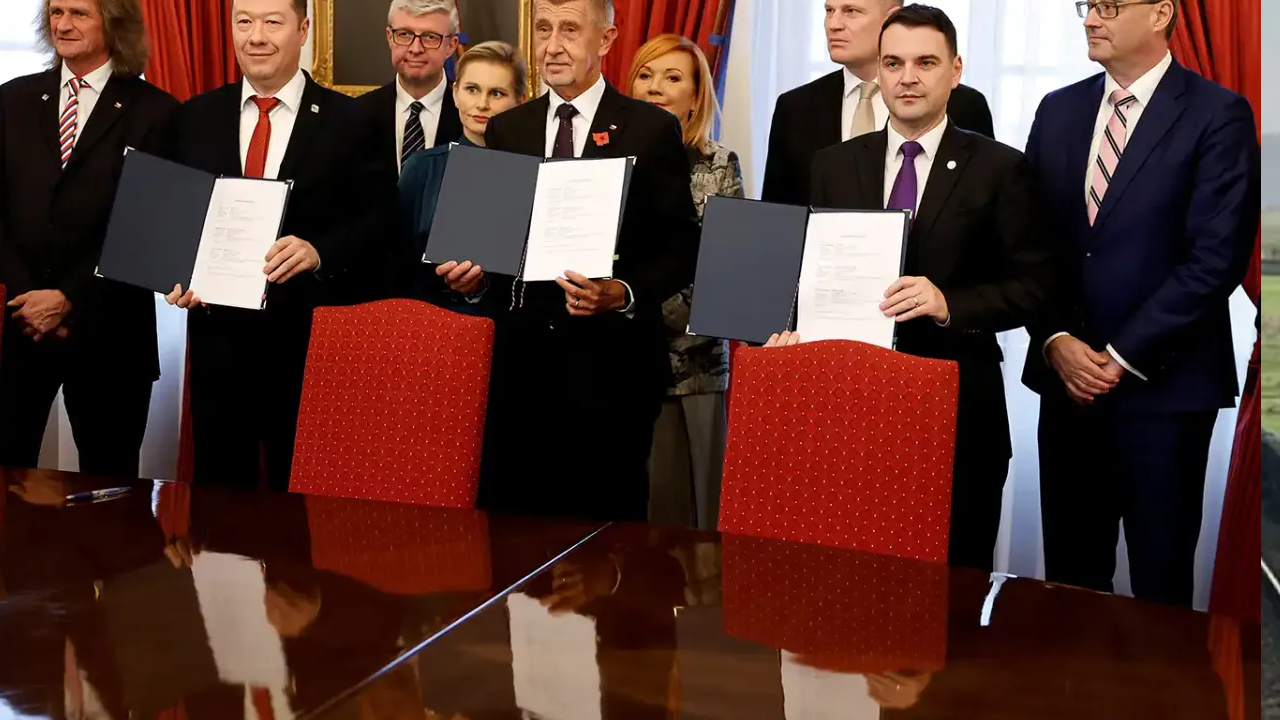 Üç parti koalisyon anlaşması imzaladı