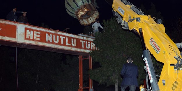 Üç parti uzlaştı 'Ne mutlu Türküm diyene' tabelası kaldırılıyor