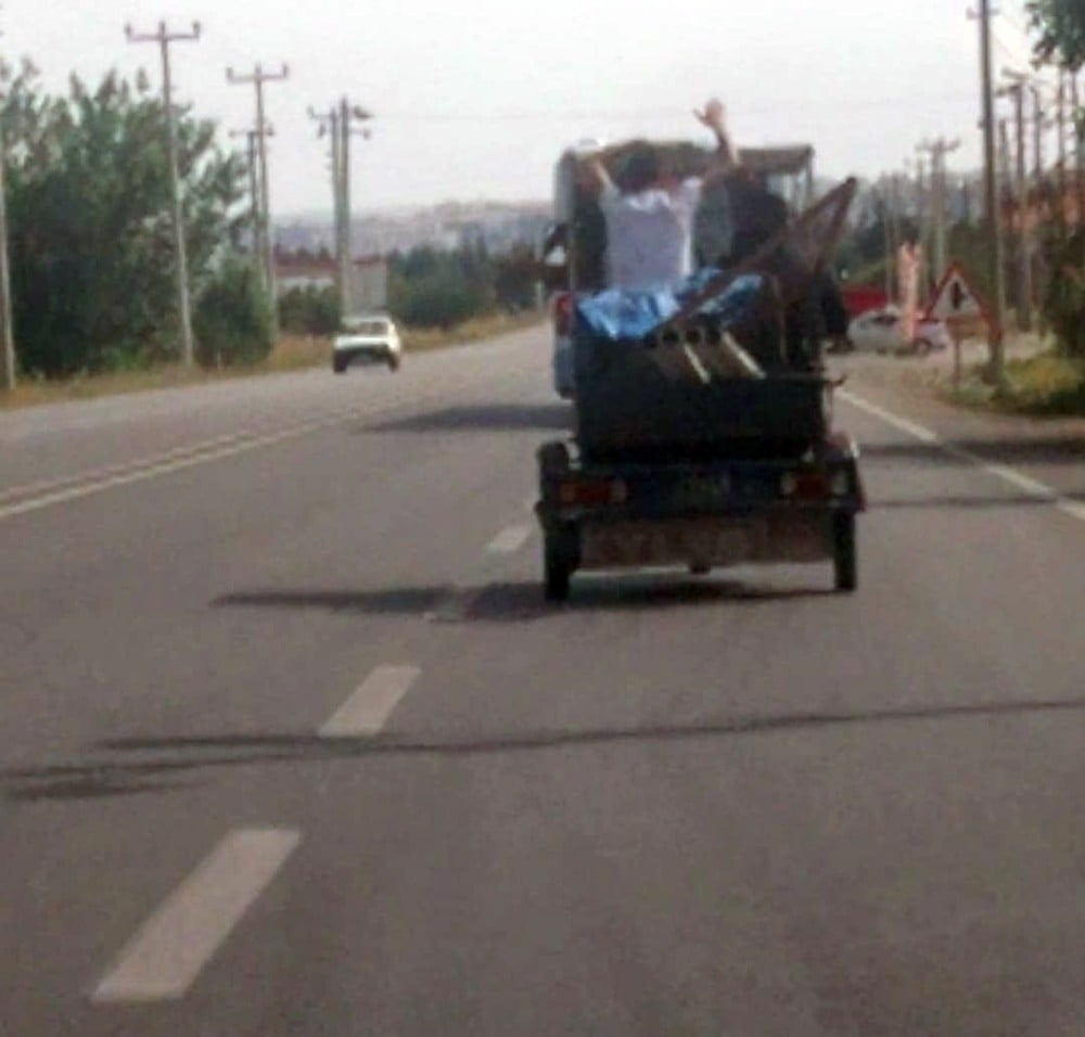 Üç tekerlekli motosiklette oynayarak yolculuk yaptılar 