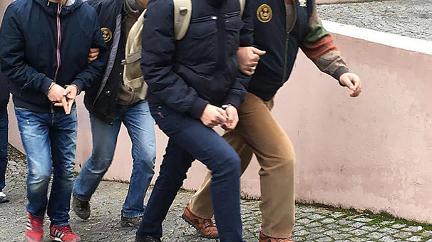 Uçağa uyuşturucuyla binmeye çalışırken enselendiler