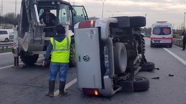 Uçağa yetişmeye çalışan pilot aracıyla takla attı