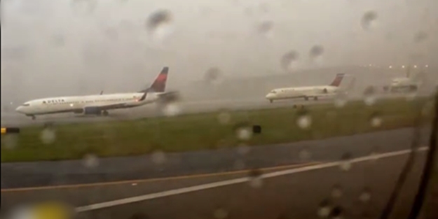 Uçağa yıldırım düştü - VIDEO