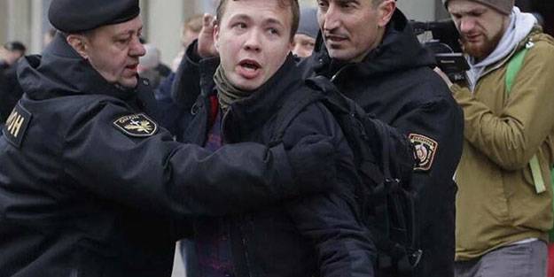 Uçağı zorla indirilen blog yazarı arkadaşlarını suçladı