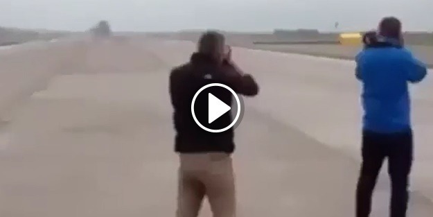 Uçağın gelişini çekerken piste yapıştılar!