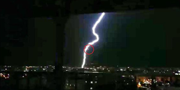 Uçağın kalkışı sırasında yıldırım düştü! Olay anı kameralara yansıdı