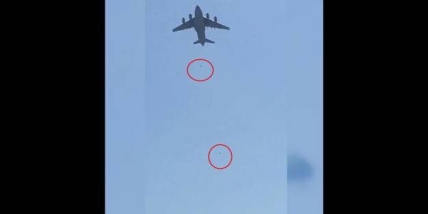 Uçağın tekerlek kısmına saklanarak ülkeden kaçmak isteyen iki Afgan yere çakıldı