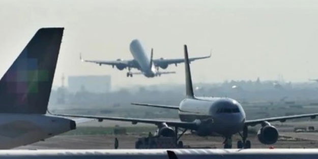 Uçak 4 saat rötar yapınca kafası attı! Acil kapısını açıp kanatta yürüdü