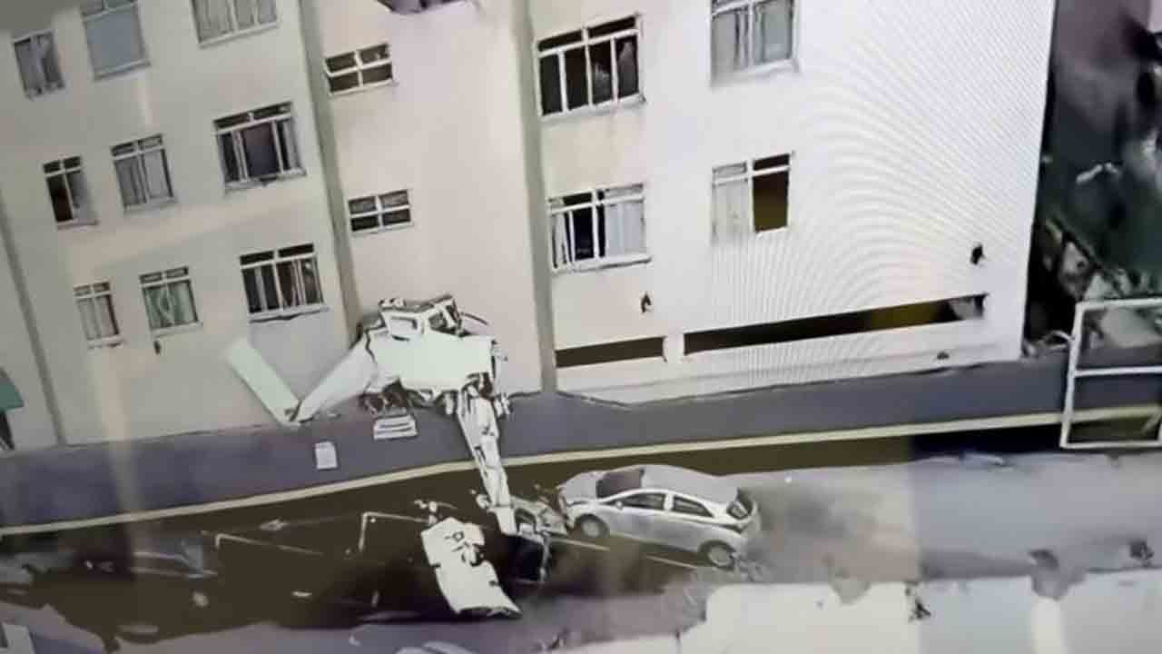 Uçak apartmana çarptı: 4 kişi ağır yaralı