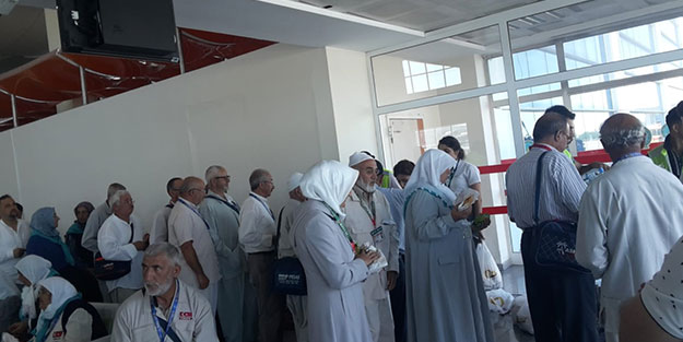 Uçak arızası 160 hacı adayını mahsur bıraktı