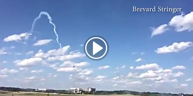 Uçak binlerce kişinin gözleri önünde yere çakıldı