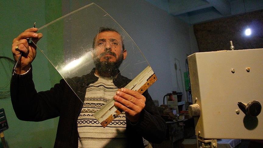 'Uçak camı'ndan tesbih yapıyor