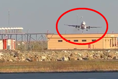 Uçak fırtına yüzünden piste inemedi! O anlar kamerada