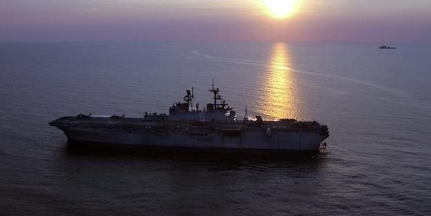  Uçak, helikopter, savaş araçları taşıyan dev saldırı gemisi bu kez o limanda! Sinsice kan dökmek için ilerliyor!