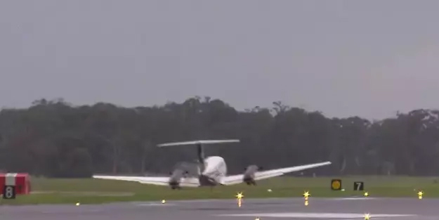 Uçak iniş takımları olmadan indi!