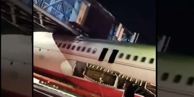 Uçak köprüye sıkıştı