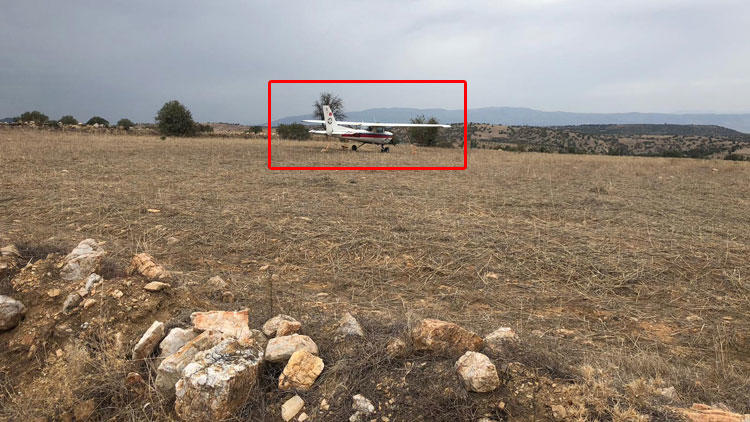 Uçak mahalleye acil iniş yaptı! Vatandaşlar büyük panik yaşadı