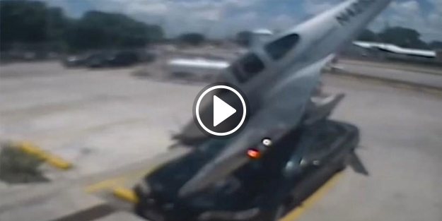 Uçak otomıbilin üzerine böyle düştü