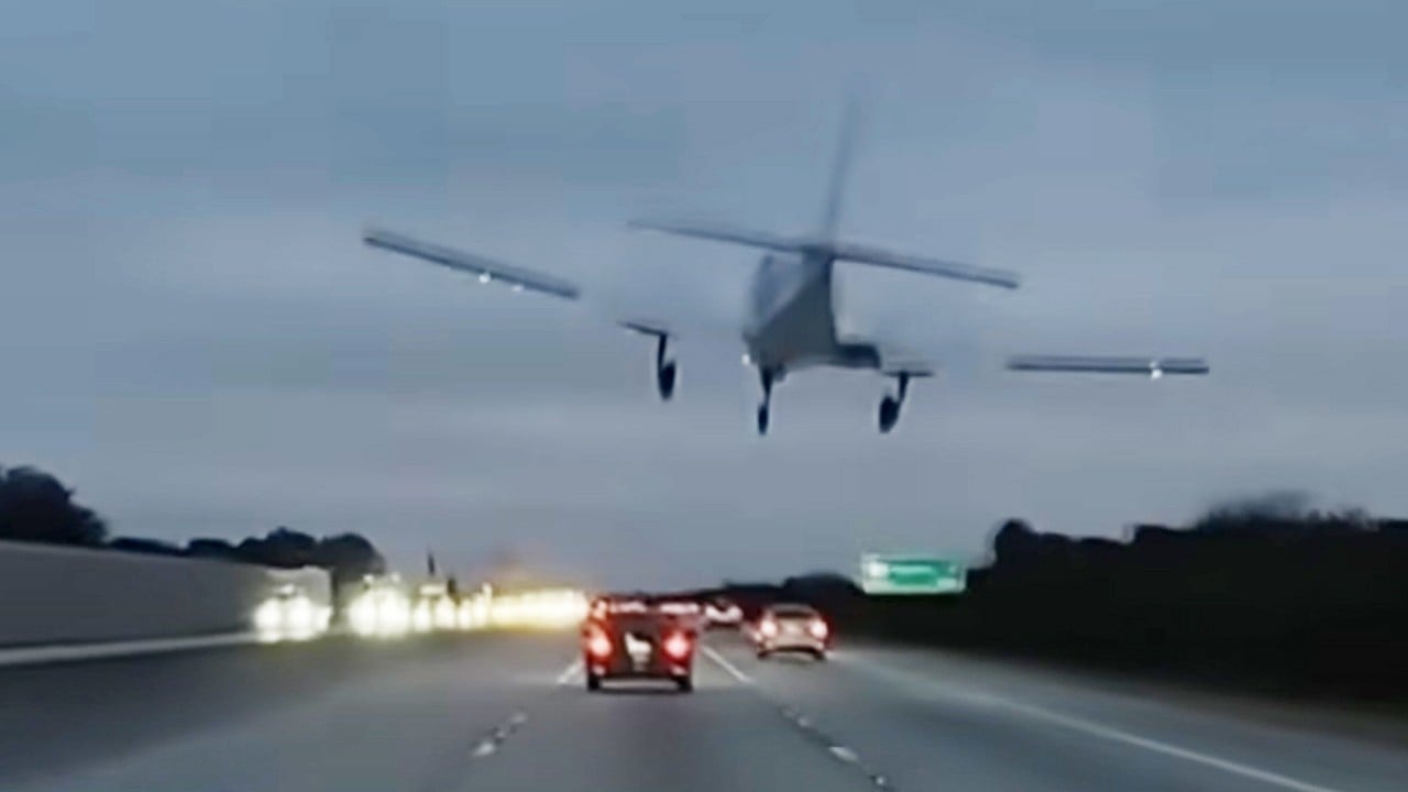 Uçak otomobile çarptı! Kimsenin beklemediği bir an! "Olmaz" denilen kaza gerçek oldu!