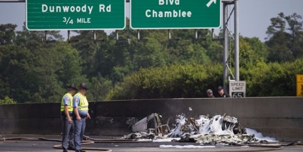 Uçak otoyola düştü: 4 ölü