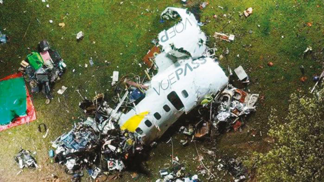 Uçak tuzla buz oldu! Çok sayıda ölü var