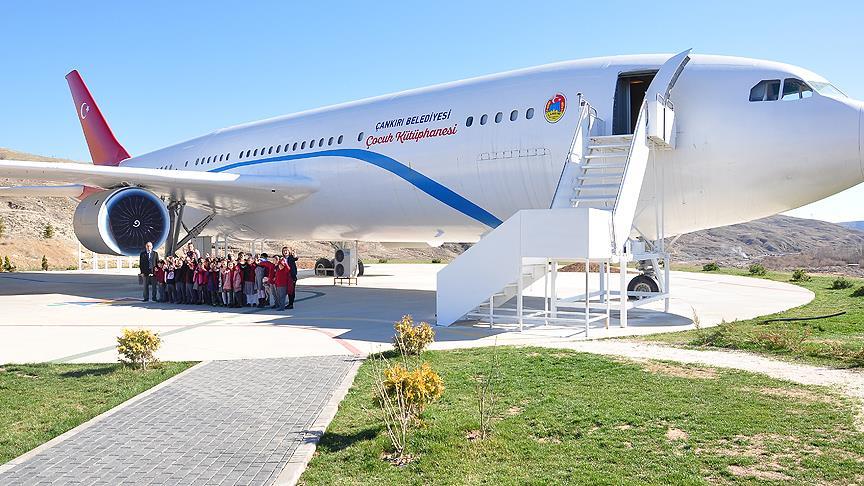 Uçak ve tren kütüphane farklılıklarıyla ilgi çekiyor