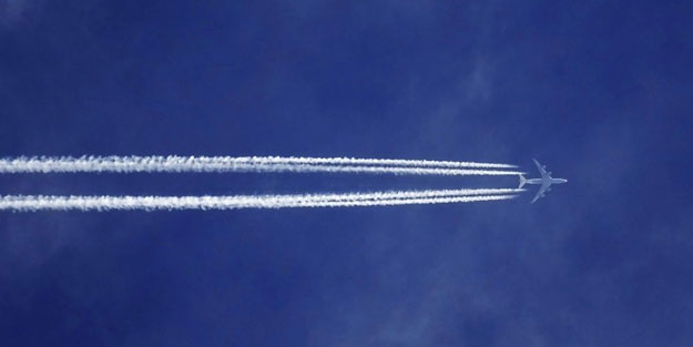 Uçakların arkada bıraktığı beyaz izleri artık göremeyebilirsiniz