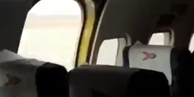 Akıl almaz ihmal...Uçağın acil çıkış kapısı düştü