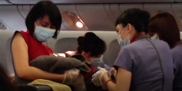 Uçakta doğum yapan kadına şok!