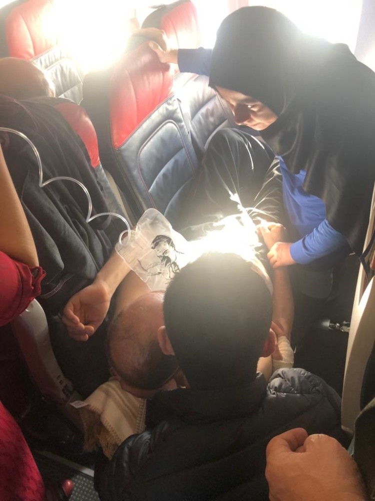 Uçakta fenalaşan yolcuya ilk müdahaleyi Milletvekili Çelebi yaptı 