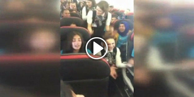 Uçakta hosteslerle halay çektiler