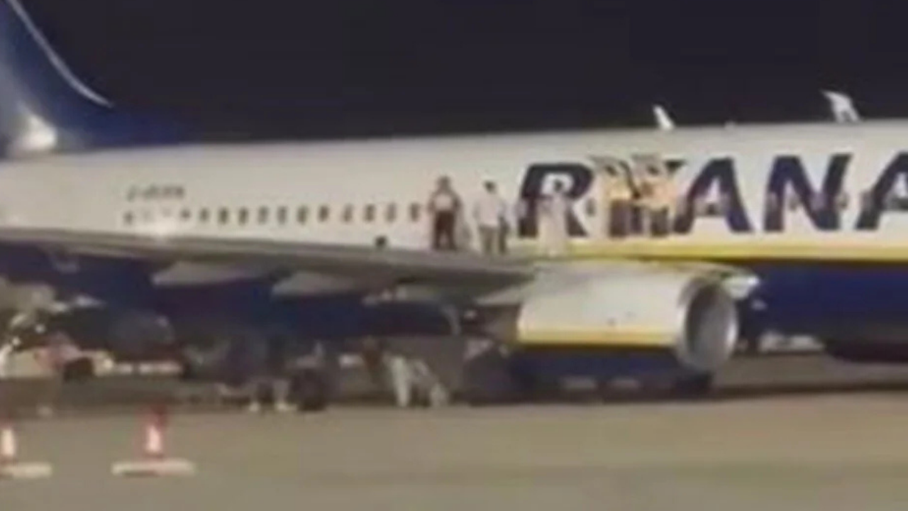 Uçakta korku dolu anlar: Yolcular aşağı atladı!