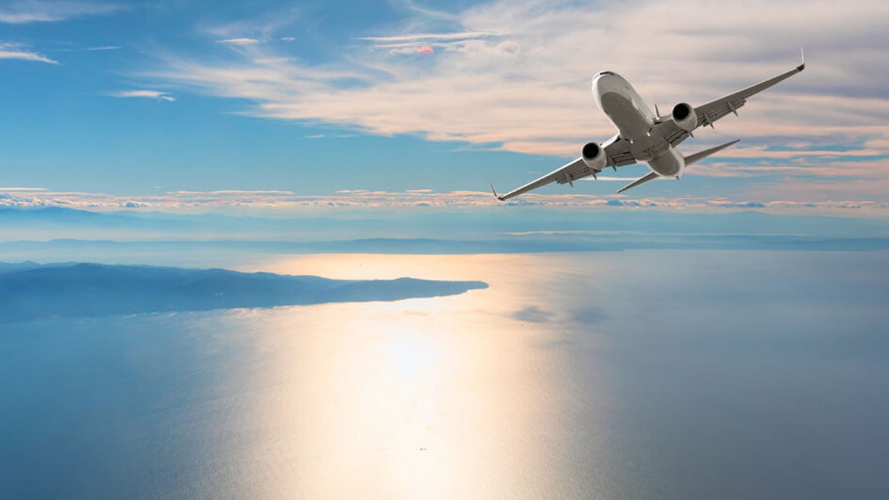 Uçakta panik anları! Yolcu, uçağın kapısını açmaya çalıştı