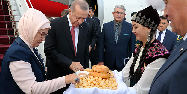 Uçaktan inan Başkan Erdoğan'a 'Borsok' ikram edildi