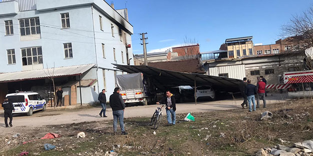 Uçan çatı 3 arabaya zarar verdi