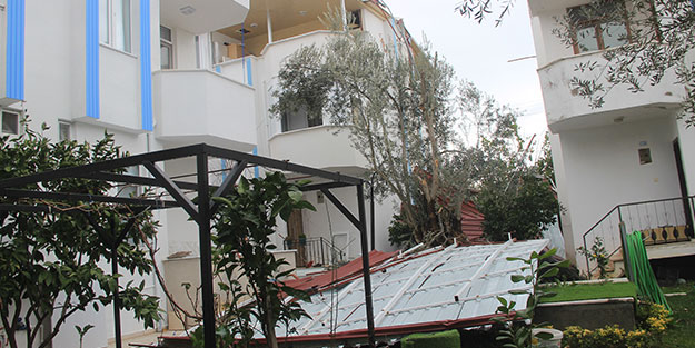 Uçan çatı 6 binaya zarar verdi