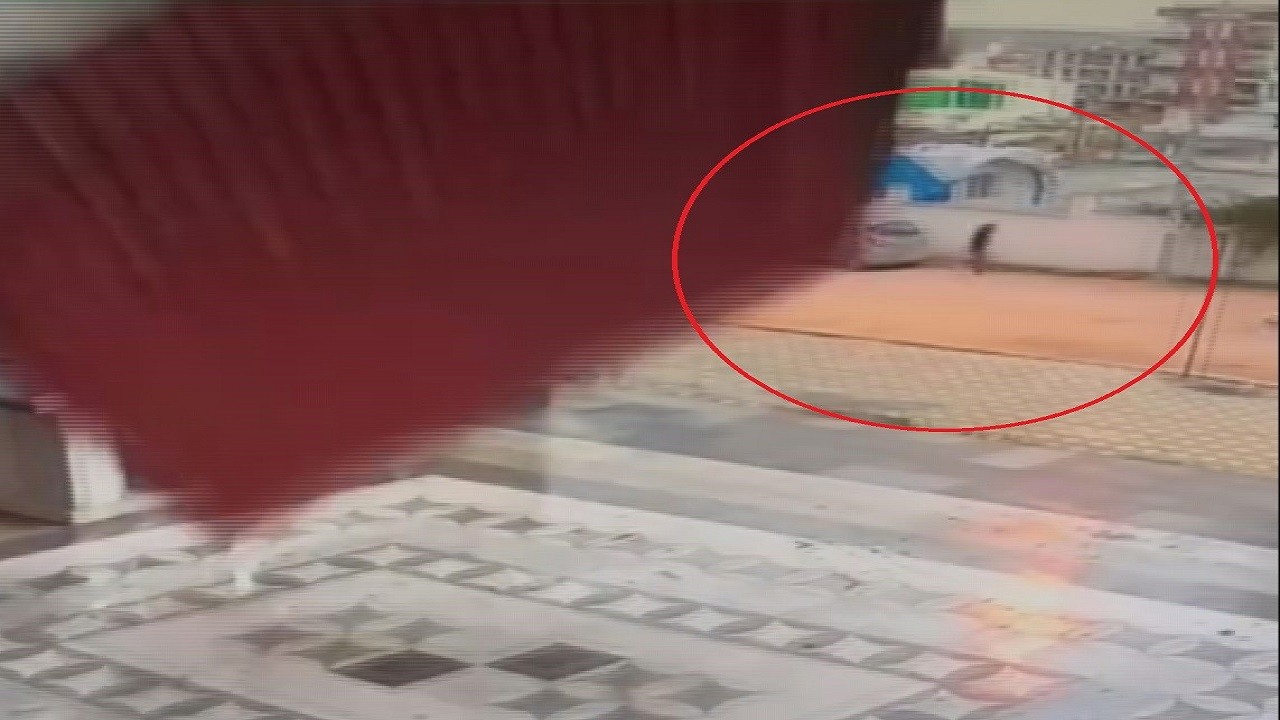 Uçan çatıdan böyle kaçtı! Saniyelerle canını kurtardı