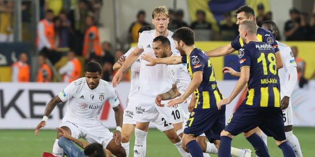 Uçan tekme atan taraftarı yakalayan Josef De Souza, kırmızı kart gördü